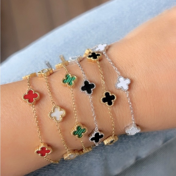 Red Petite Clover Bracelet Double Sided - Picture 7 of 11